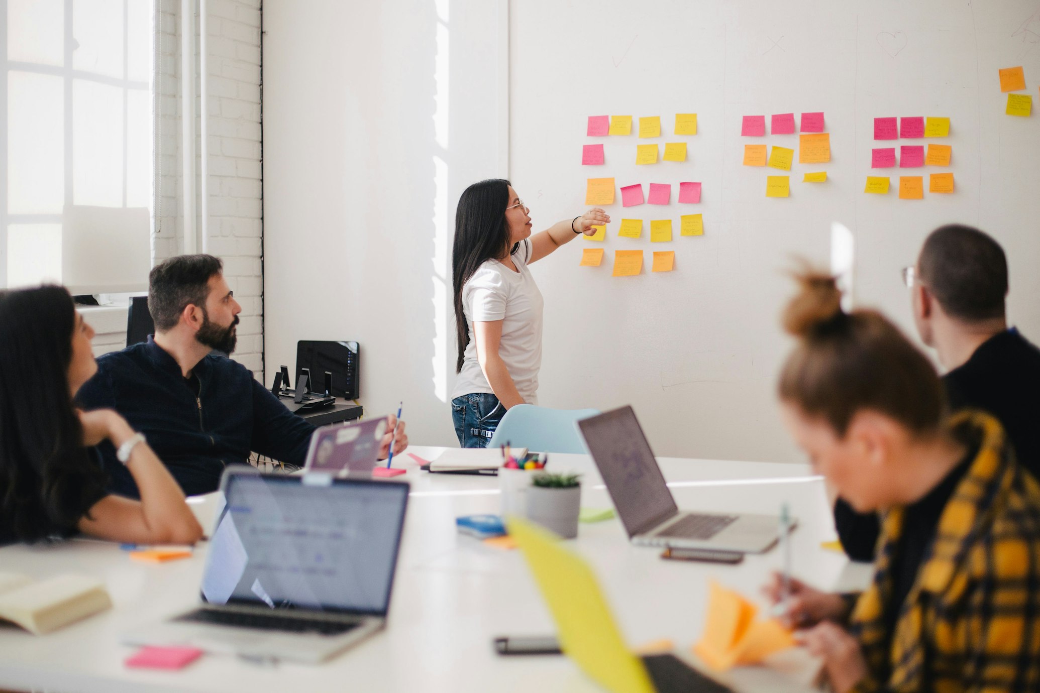 Qual a diferença entre um lead e um cliente? Entenda a jornada no marketing jurídico