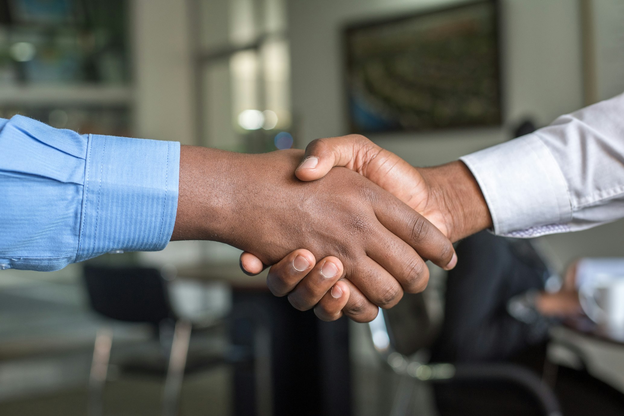 Marketing de Indicação vs. Lead Jurídico: Por que seu escritório precisa dos dois